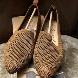 New London Rag light brown/tan flats.